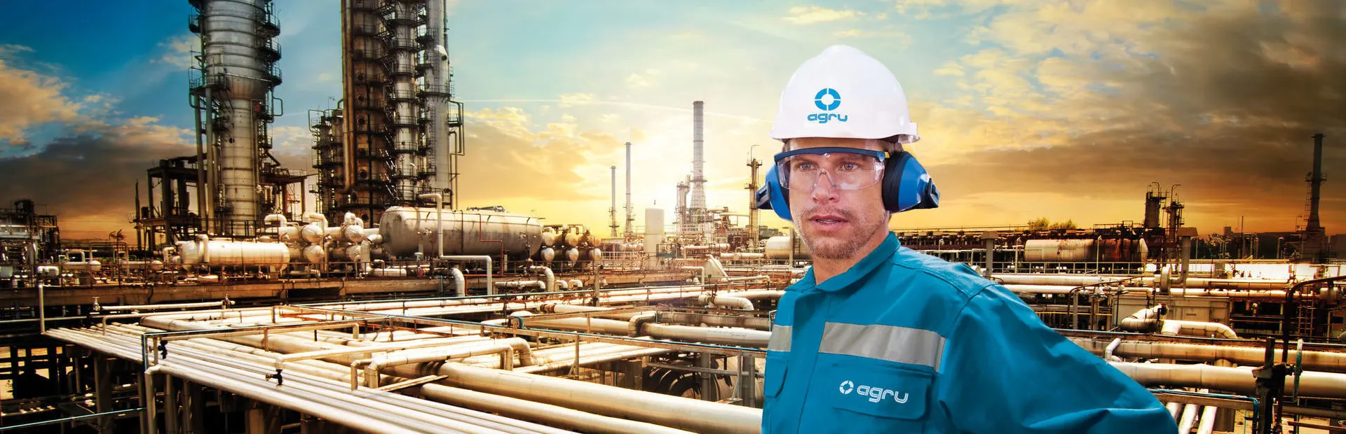 Specjalista AGRU-FRANK w kasku na tle instalacji petrochemicznej