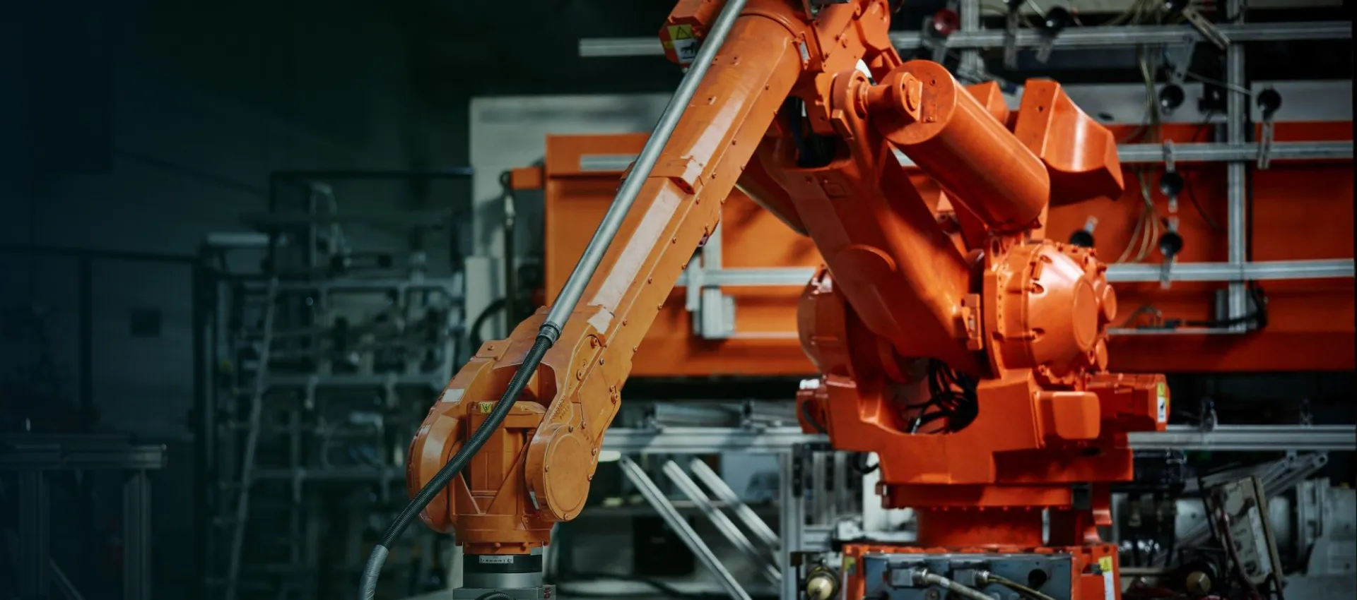 Zautomatyzowana linia produkcyjna w zakładzie przemysłowym